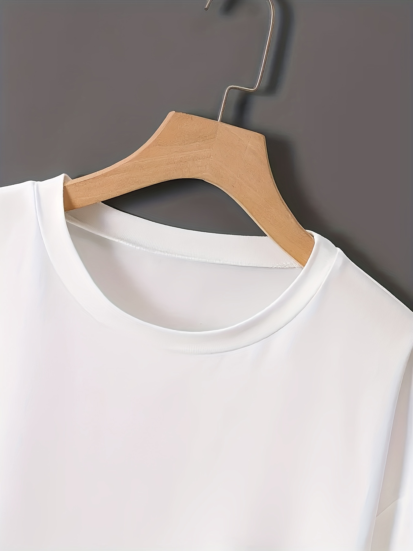 A Printed T-shirt with A Retro - đánh giá và giá Summer Clothing Must Haves